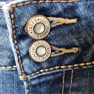 Levi's Jeans Two Button Front MidRise Sz31/32 MidWash Very Good Condition